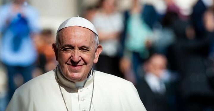 El Papa Francisco no tiene fiebre y mejora de la gripe