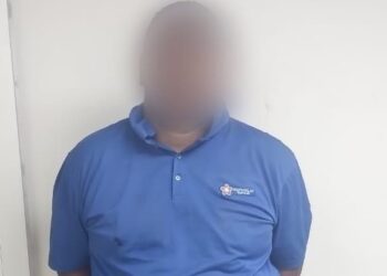 Reducen con Taser a hombre que amenazaba con un destornillador como arma blanca