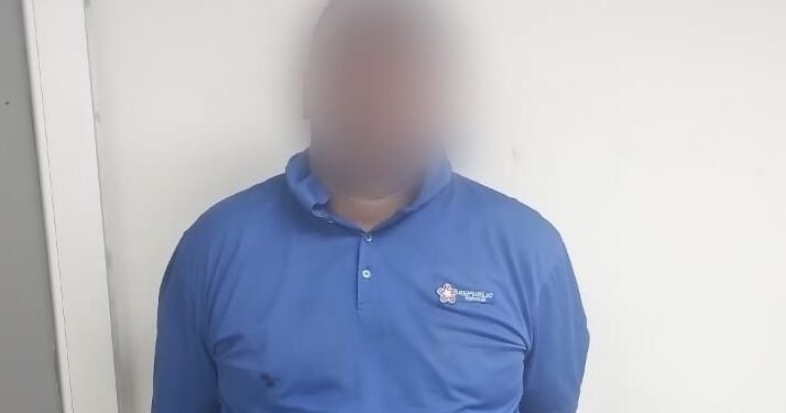 Reducen con Taser a hombre que amenazaba con un destornillador como arma blanca