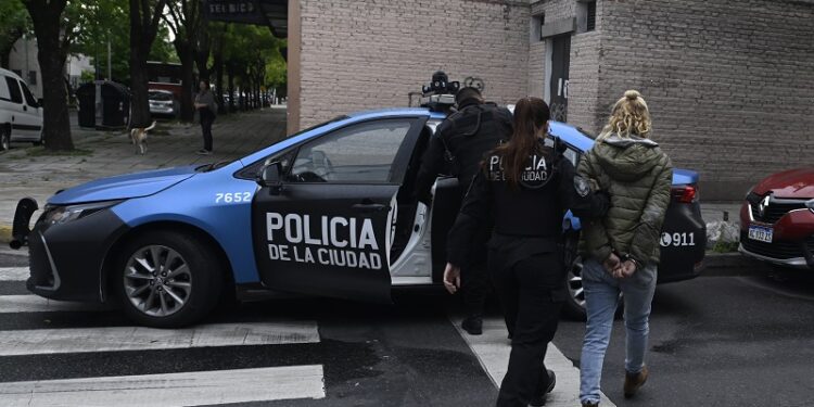 Dos «Viudas Negras» fueron detenidas junto a un cómplice luego de robarle el auto a un hombre