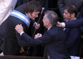 Javier Milei en su asunción: el primer saludo para Macri y bromas con Cristina por el bastón