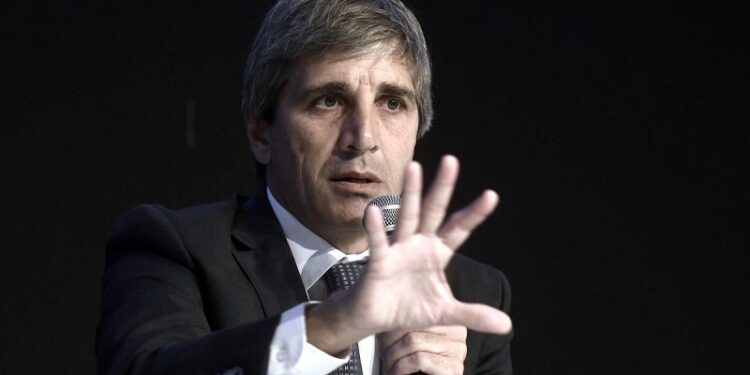 Luis Caputo asume en el Ministerio de Economía con un equipo aún incompleto