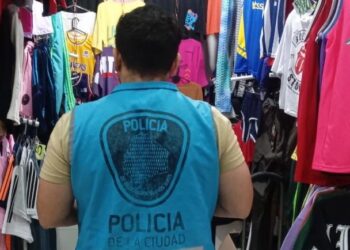Ocho detenidos en Flores y más de 1.500 prendas incautadas de marcas falsificadas