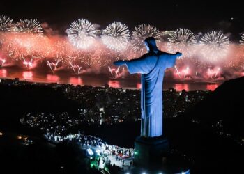 El mundo celebra de manera desigual la llegada de 2024 con la esperanza en un mejor futuro