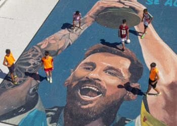 Artistas marplatenses homenajean a Lionel Messi con un mural gigante en un balneario