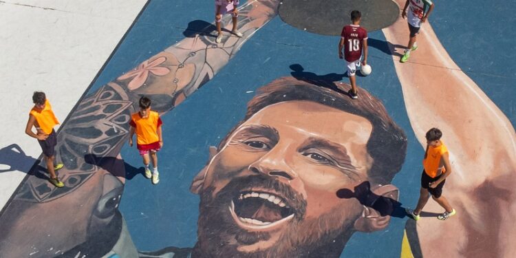 Artistas marplatenses homenajean a Lionel Messi con un mural gigante en un balneario