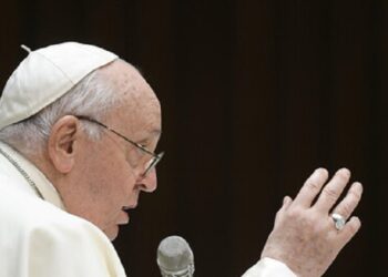 El Papa Francisco dio bendiciones a parejas gay