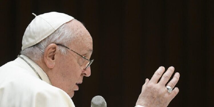 El Papa Francisco dio bendiciones a parejas gay