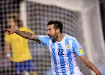 El Pocho Lavezzi está internado en una clínica de salud mental