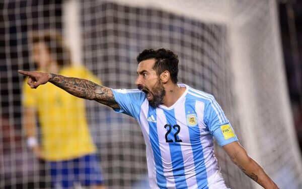 El Pocho Lavezzi está internado en una clínica de salud mental