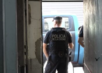 Allanan a un motochorro y encuentran 30 celulares y tres notebooks robadas