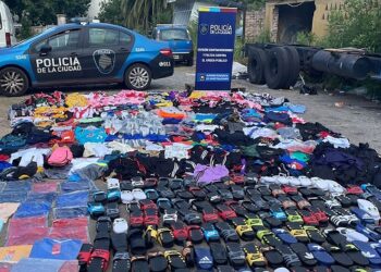 Incautan en Villa Riachuelo en tres micros más de 16.800 prendas de marcas apócrifas por un valor superior a los 300 millones de pesos