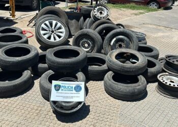 Mantero neumático: vendía gomas y llantas robadas en una plaza y fue detenido