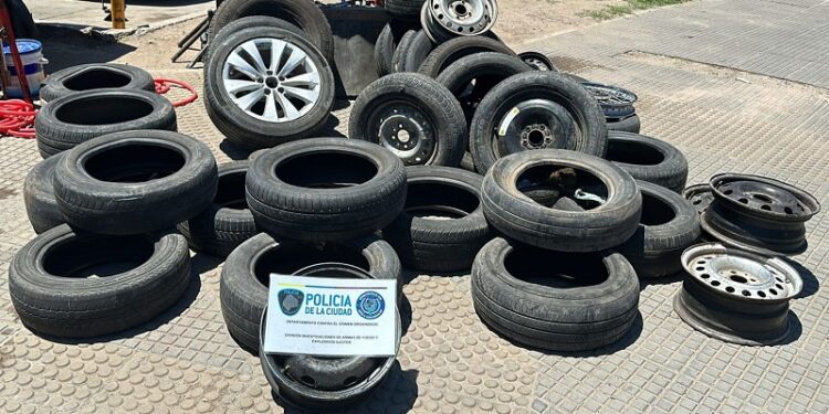 Mantero neumático: vendía gomas y llantas robadas en una plaza y fue detenido