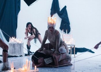 «Reinando en la oscuridad ´Obra de Dios´ » es el nuevo sencillo de Mon Laferte