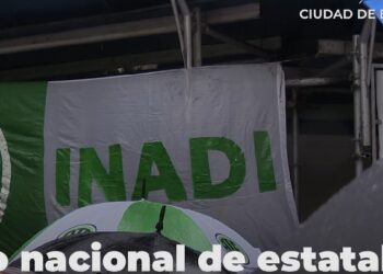 En el marco de un paro nacional, estatales hicieron un «abrazo solidario» al INADI contra el cierre