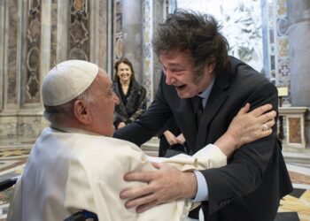 El papa Francisco y Javier Milei se saludaron con un abrazo tras la canonización de “Mama Antula”