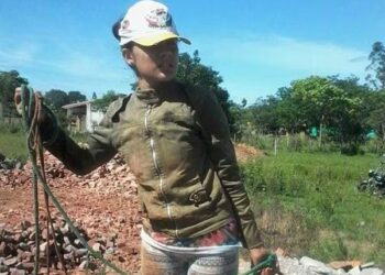 No tenía dinero para pagar su carrera, se puso a trabajar de albañil y se graduó de abogada