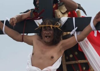 Los crucificados de Filipinas recrean con dolor y sangre la pasión de Cristo