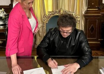 Javier Milei anuló la suba salarial para funcionarios del gabinete y cuestionó a Cristina y Alberto Fernández