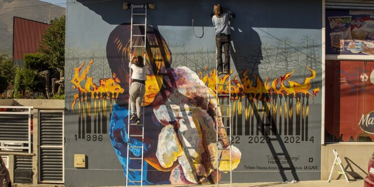 «Código de fuego», el mural en Bariloche que llama a la reflexión sobre incendios y capitalismo
