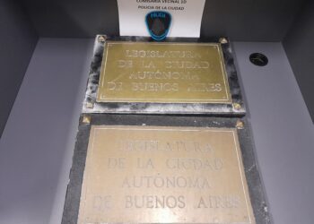 Detienen un robabronces y recuperan placas de la Legislatura porteña