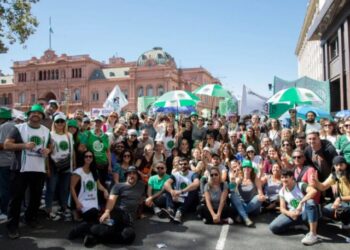 ATE realizó un paro en todo el país y marchó al ministerio de Economía