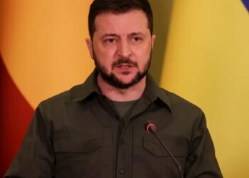 La popularidad de Volodímir Zelenski baja pero el apoyo al presidente sigue siendo mayoritario