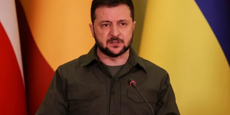 La popularidad de Volodímir Zelenski baja pero el apoyo al presidente sigue siendo mayoritario