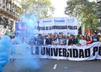 En una multitudinaria movilización, la comunidad educativa marchó desde todos puntos del país