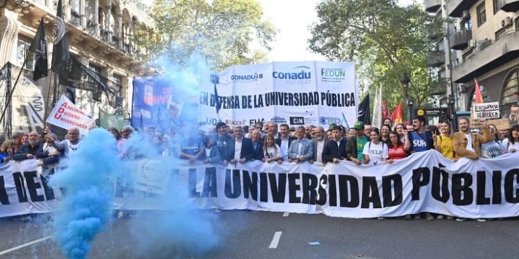 En una multitudinaria movilización, la comunidad educativa marchó desde todos puntos del país