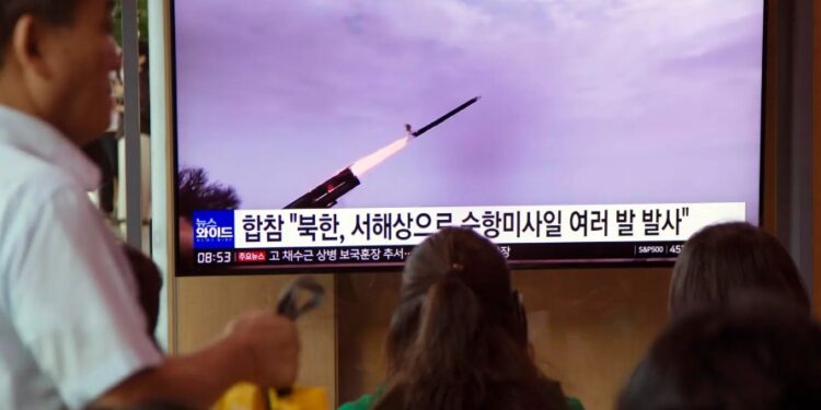 Corea del Norte lanza un misil balístico no identificado al mar de Japón