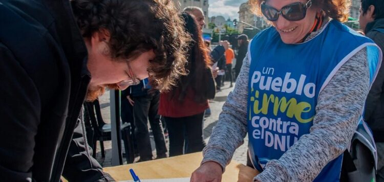 Distintos sectores políticos y sociales juntaron firmas en el Obelisco contra el DNU