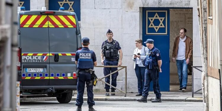 La Policía mata a un hombre armado que quería quemar una sinagoga en el norte de Francia