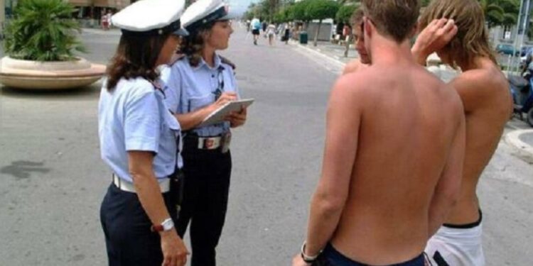 La Isla siciliana no quiere torsos desnudos ni bikinis en el centro de la ciudad
