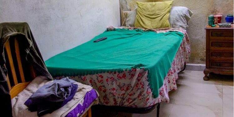 El drama de la vivienda en Palma de Mallorca: Familias en trasteros oscuros y mohosos por 400 € al mes