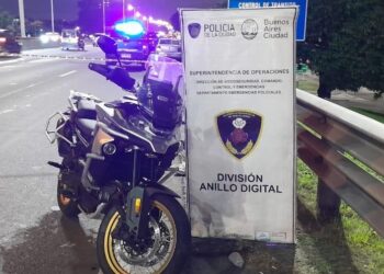 Una moto robada en Belgrano fue recuperada a los quince minutos en Mataderos, y sus ocupantes detenidos