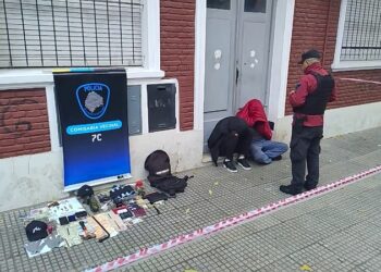 La Policía de la Ciudad detuvo a dos delincuentes que asaltaron a una mujer en el barrio de Flores