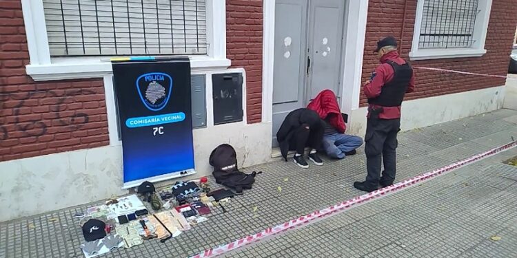 La Policía de la Ciudad detuvo a dos delincuentes que asaltaron a una mujer en el barrio de Flores