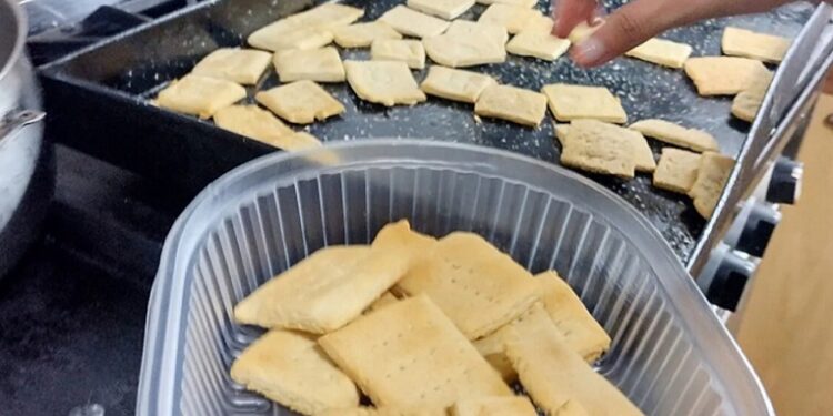 La Universidad de La Plata elabora galletitas saludables para los comedores de la región