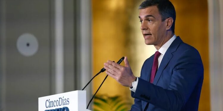 Pedro Sánchez avisa de que la respuesta a Milei será acorde a la dignidad de la democracia española