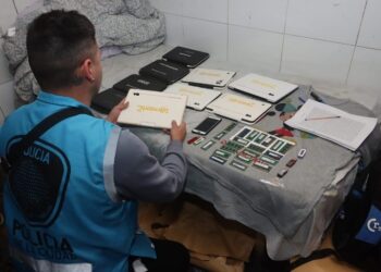 Recuperaron más de 370 computadoras robadas tras allanamientos en la Ciudad y el Conurbano