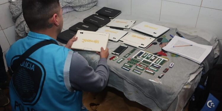 Recuperaron más de 370 computadoras robadas tras allanamientos en la Ciudad y el Conurbano
