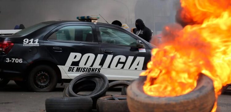Misiones no llegó a un acuerdo salarial con los policías movilizados y se extienden las protestas