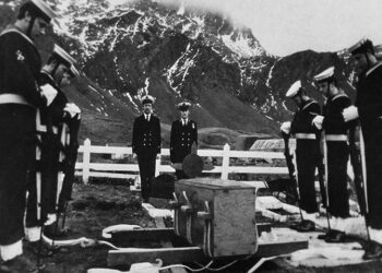Objetos que atesoran la memoria: un reloj, un rosario y una espada