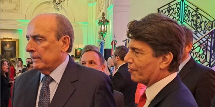 A la sede diplomática italiana llegaron algunos políticos argentinos