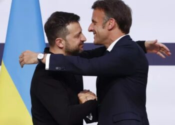Emmenuel Macron abraza a Volodimir Zelensky y, promete ayuda y ofusca a Rusia