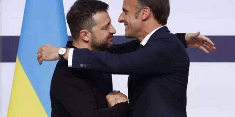 Emmenuel Macron abraza a Volodimir Zelensky y, promete ayuda y ofusca a Rusia