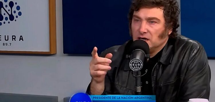 La hostilidad de Milei hacia los medios impacta en el periodismo argentino, según el informe del Digital News Report 2024