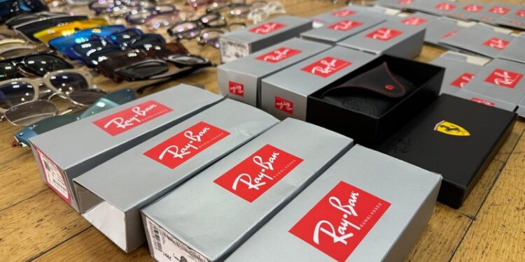 Clausuran óptica e incautan anteojos truchos y celulares robados en el centro porteño